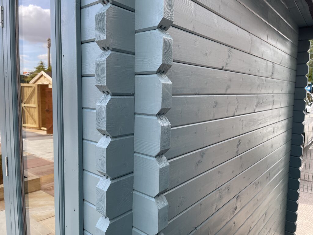 Corner joints of a grey garden building showcasing 44 mm thickness