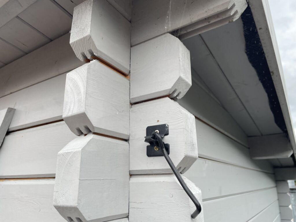 Corner joints of a grey garden building showcasing 44mm thickness