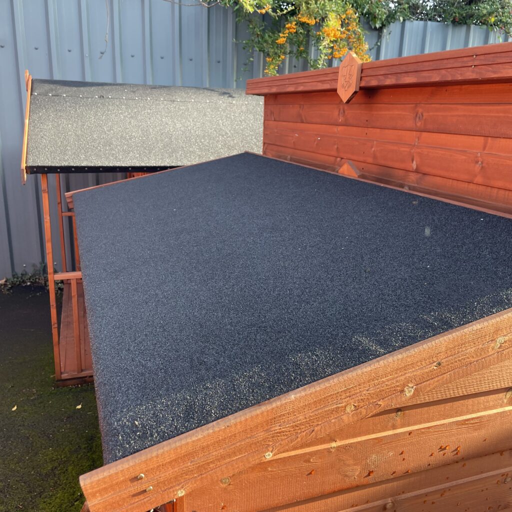 Asphalt roof of the Tiger Storbox showing solid construction