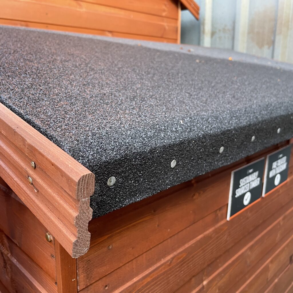 Flat roof of a wooden tool chest with felt covering
